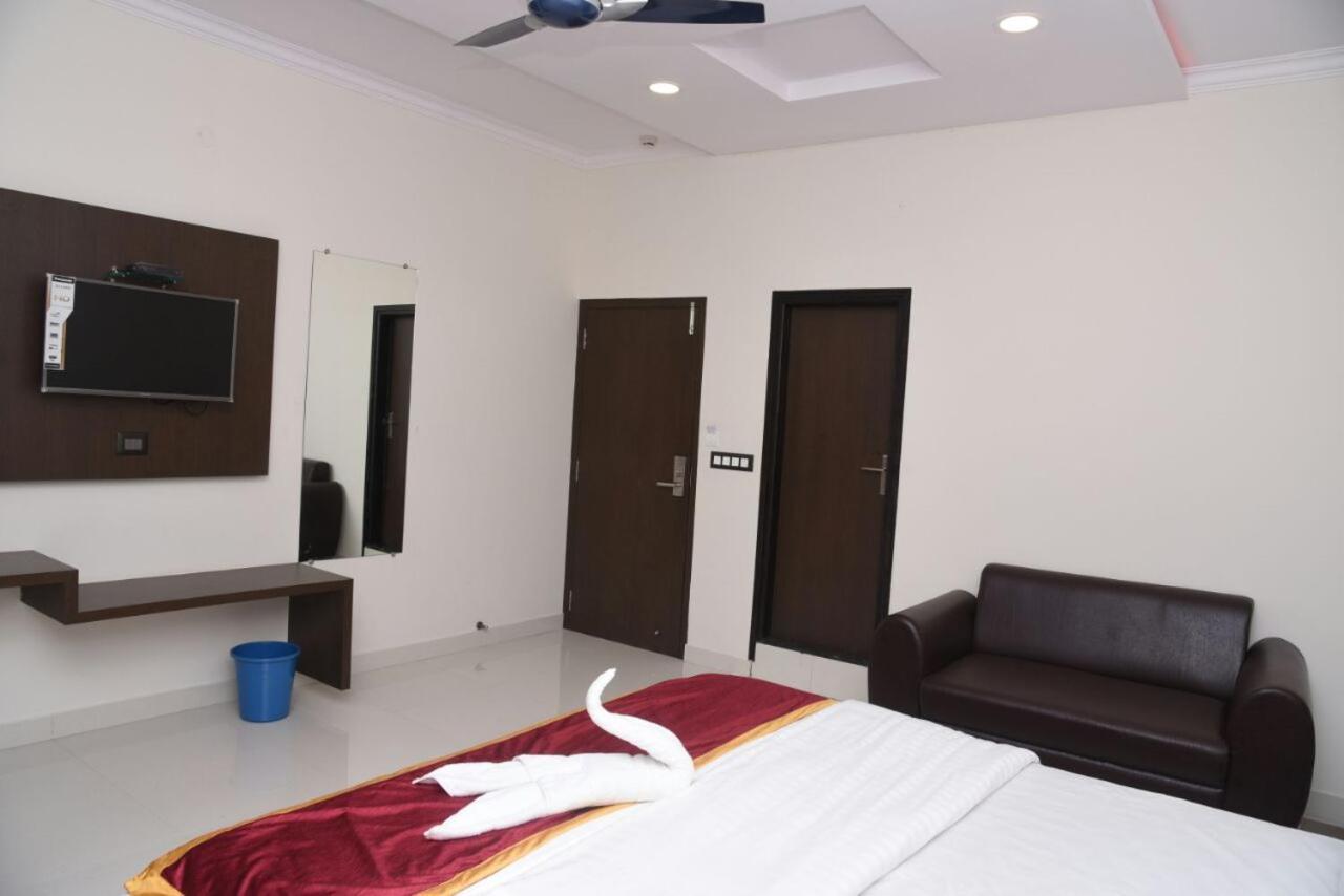 Hotel Grand Kubera Chikmagalūr Buitenkant foto